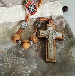 Rosario de madera con medalla San Benito