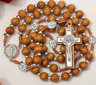 Rosario de madera con medalla San Benito