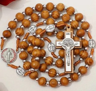 Rosario de madera con medalla San Benito