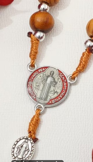 Rosario de madera con medalla San Benito