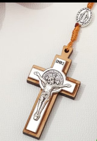 Rosario de madera con medalla San Benito