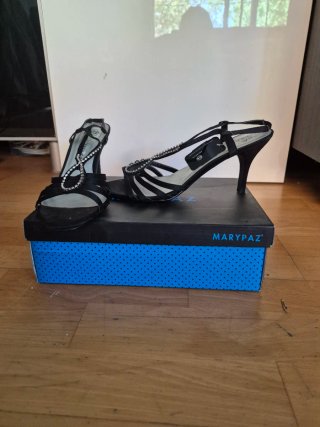 Sandalias fiesta Marypaz negras con brillos talla