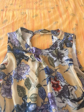 Blusa floreale smanicata