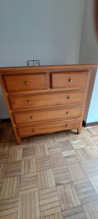 Cómoda y mesita de noche de madera maciza.