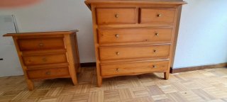 Cómoda y mesita de noche de madera maciza.
