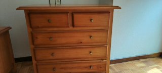 Cómoda y mesita de noche de madera maciza.