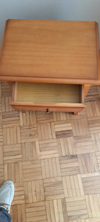 Cómoda y mesita de noche de madera maciza.