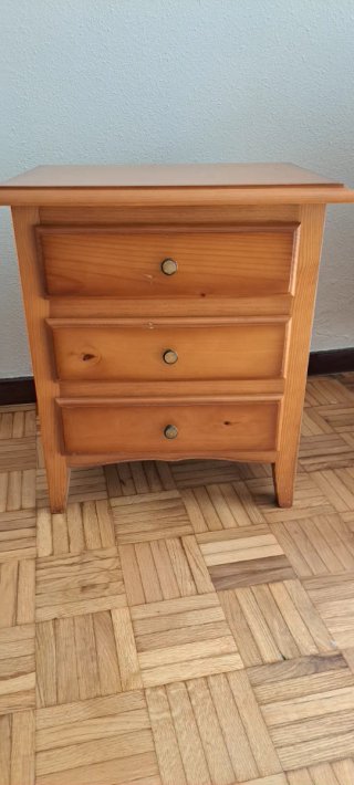 Cómoda y mesita de noche de madera maciza.