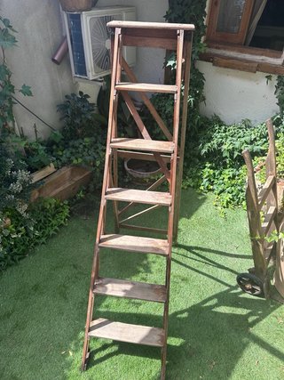 Escalera de madera plegable