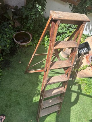 Escalera de madera plegable