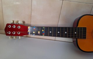 Guitarra infantil con guía de aprendizaje