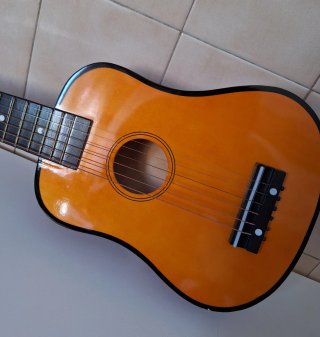 Guitarra infantil con guía de aprendizaje