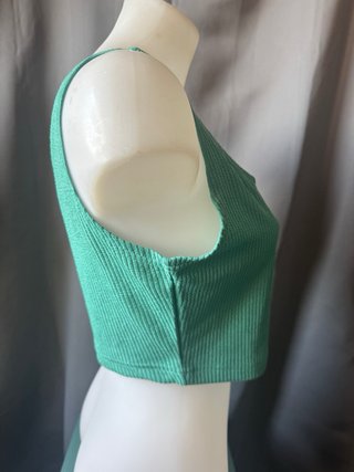 Top corro verde a costine elasticizzato