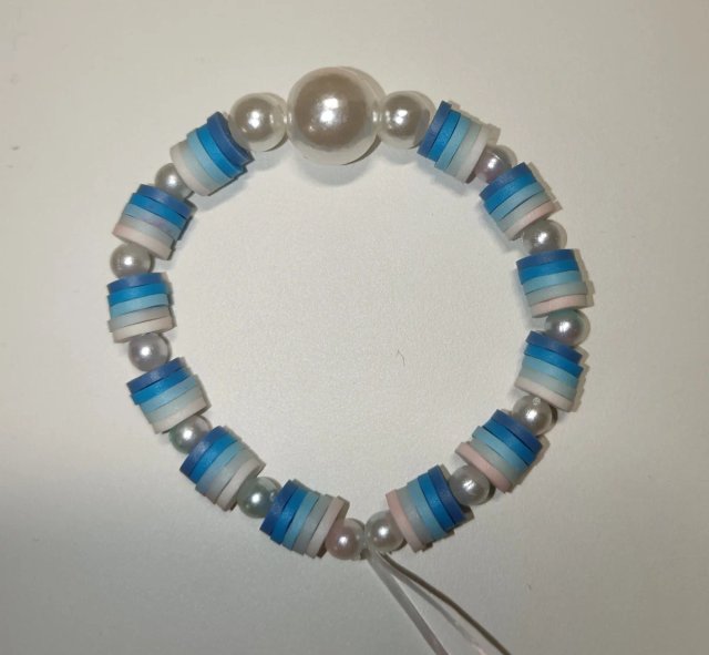 Braccialetto fatto a mano blu con perle bianche