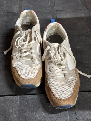 Zapatillas deportivas marrones y blancas