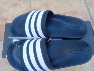 Chanclas Adidas Negras y Blancas