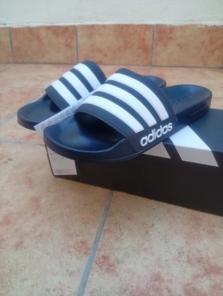 Chanclas Adidas Negras y Blancas