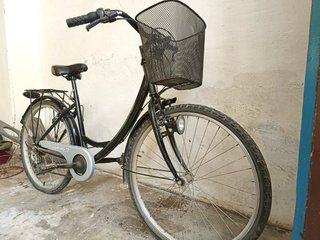 Bicicleta Paseo Negra Cesta Delantera y Parrilla