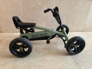 Coche de pedales BERG verde