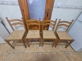 Mesa de cocina madera + 4 sillas extensible a 2 M.