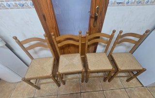 Mesa de cocina madera + 4 sillas extensible a 2 M.