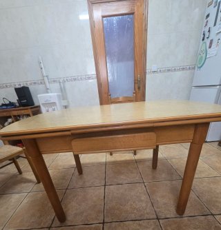 Mesa de cocina madera + 4 sillas extensible a 2 M.