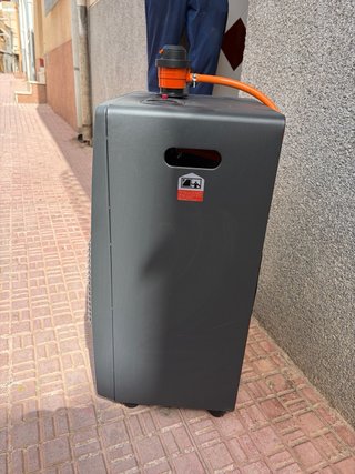 Estufa de gas butano negra con válvula