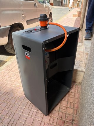 Estufa de gas butano negra con válvula