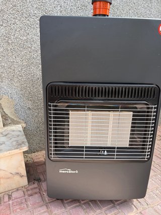 Estufa de gas butano negra con válvula