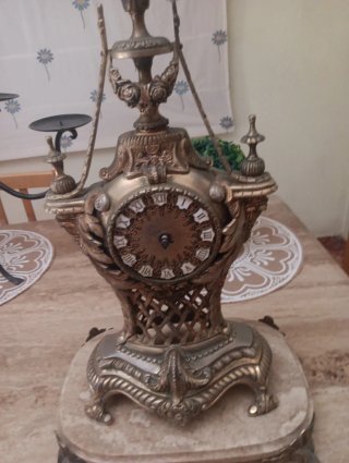 Reloj de sobremesa de bronce antiguo
