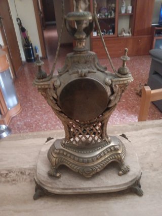 Reloj de sobremesa de bronce antiguo