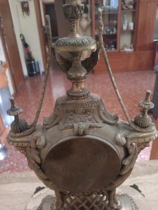 Reloj de sobremesa de bronce antiguo
