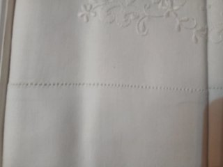 Lenzuolo matrimoniale sopra bianco