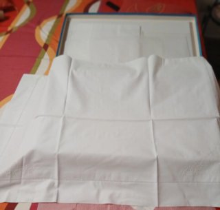 Lenzuolo matrimoniale sopra bianco