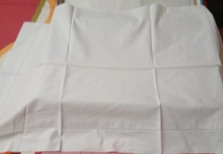 Lenzuolo matrimoniale sopra bianco