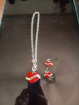 Conjunto Guess Collar y Pendientes Corazón Rojo