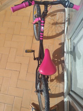 Bicicleta Btwin rosa y negra 20 pulgadas