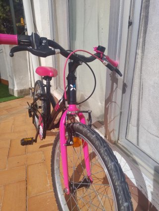 Bicicleta Btwin rosa y negra 20 pulgadas
