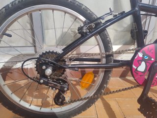 Bicicleta Btwin rosa y negra 20 pulgadas