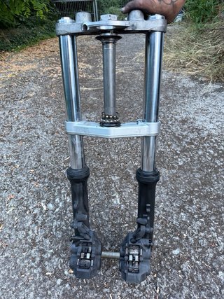 Suspensión T-max con Pinza Freno