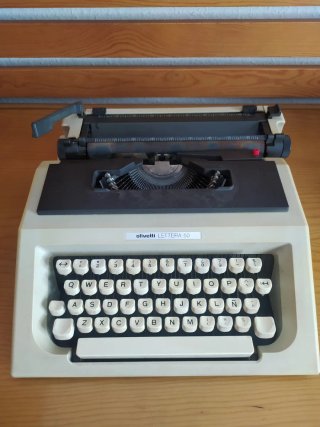 Máquina de escribir Olivetti Lettera 50