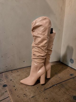 Stivali alti beige con tacco