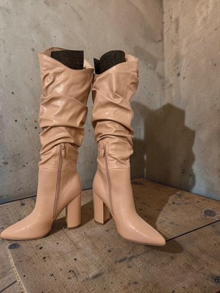 Stivali alti beige con tacco