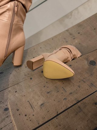 Stivali alti beige con tacco