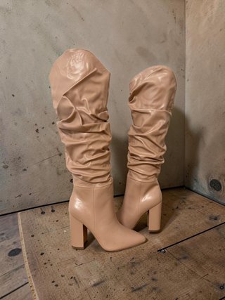Stivali alti beige con tacco