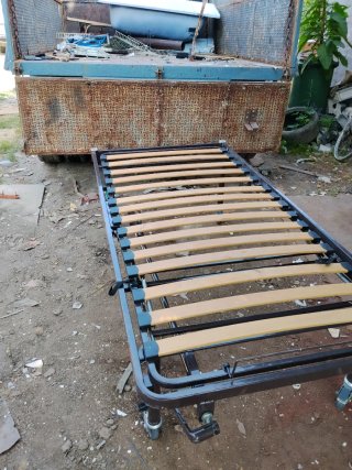 Cama articulada metálica con somier de madera
