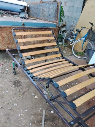 Cama articulada metálica con somier de madera