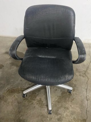 Sillón de oficina negro Esta viejecico