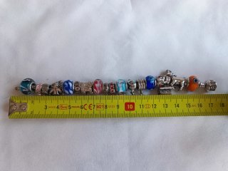 Pulsera de charms multicolor y plata
