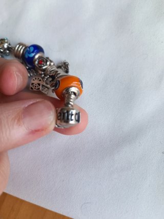 Pulsera de charms multicolor y plata